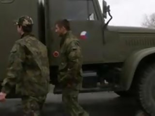مارس الجنس إلى الحمار بواسطة عسكري رمح