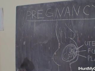 Mladý těhotná studentská wanks ji kočička v the třída